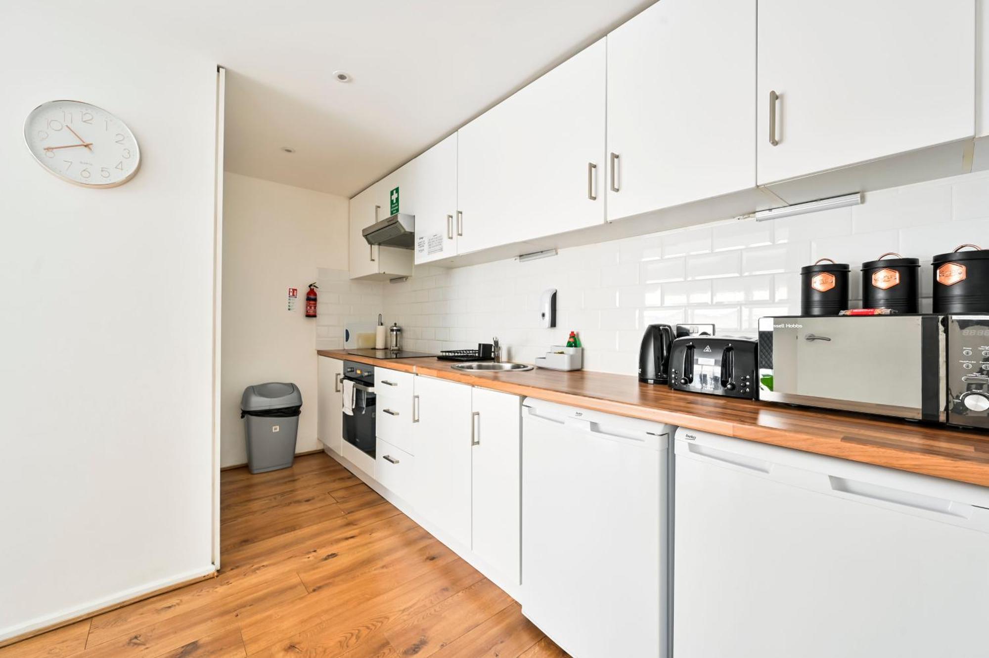 Lovely 2-bed, Sleeps 6, Near Stratford Station & Abba Voyage, Apartamento Londres