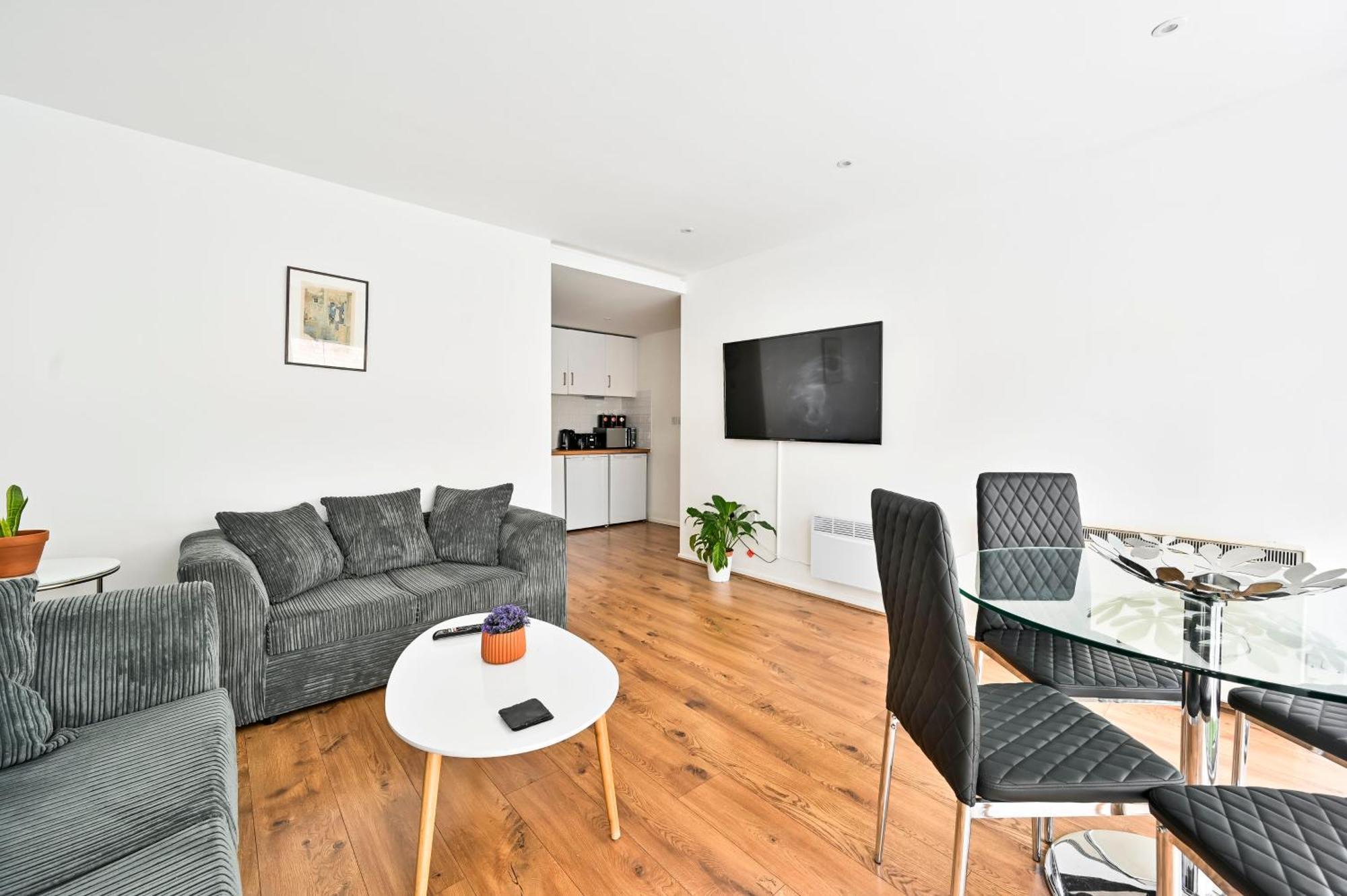 Lovely 2-bed, Sleeps 6, Near Stratford Station & Abba Voyage, Apartamento Londres